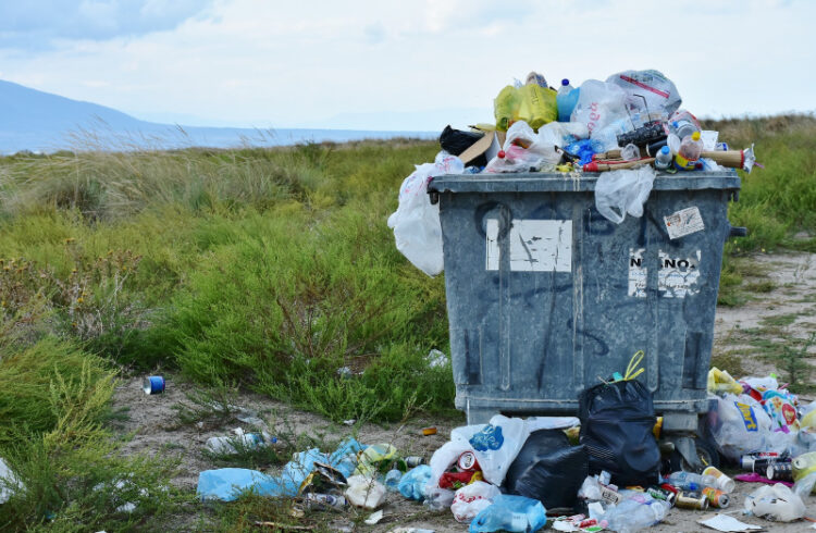 Mülltonne voller Plastik