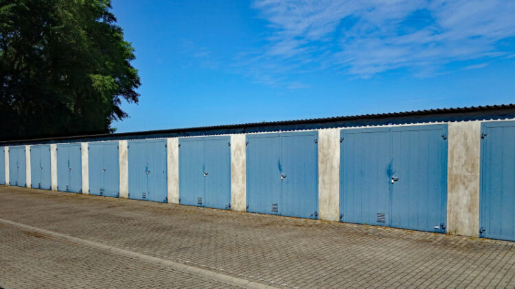 Garagenboxen blau nebeneinander