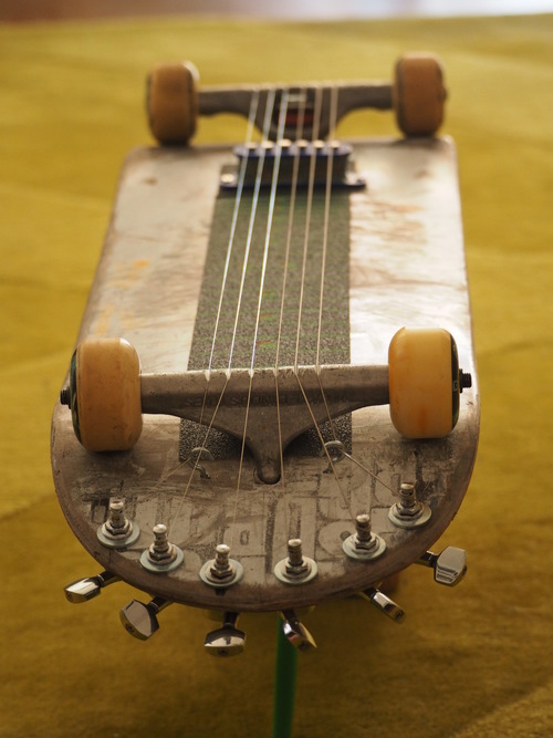 Gitarre aus Skateboard gemacht